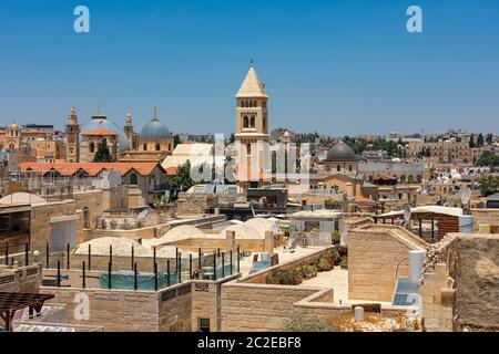 Kuppeln und Türmen, die unter typischen Gebäude aus Stein und Dächer unter blauem Himmel in der Altstadt von Jerusalem, Israel. Stockfoto