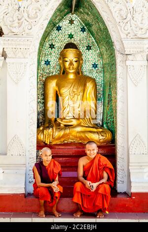 Zwei Lächelnde Buddhistische Mönche In Der Shwedagon Pagode, Yangon, Myanmar. Stockfoto