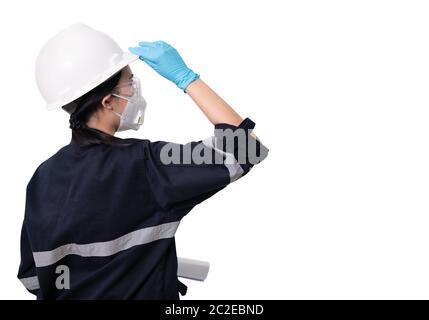 Ingenieurin trägt Schutzmaske und Handschuh zum Schutz gegen Covid-19 isoliert auf weißem Hintergrund mit Clipping-Pfad Stockfoto