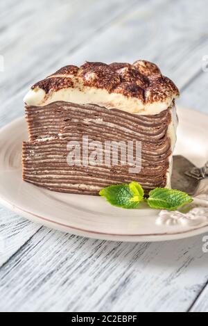 Schicht von tiramisu Crêpe-Kuchen auf dem Blech Stockfoto
