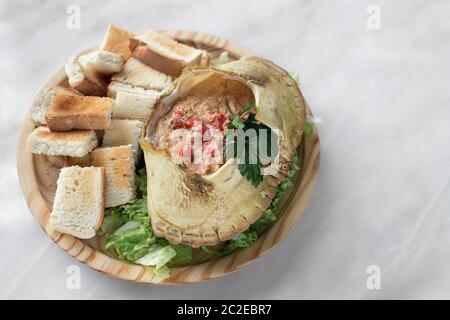 Portugiesische Krabbenfleisch Mayonnaise mousse Meeresfrüchte Traditionelle Tapas Restaurant in Lissabon Stockfoto