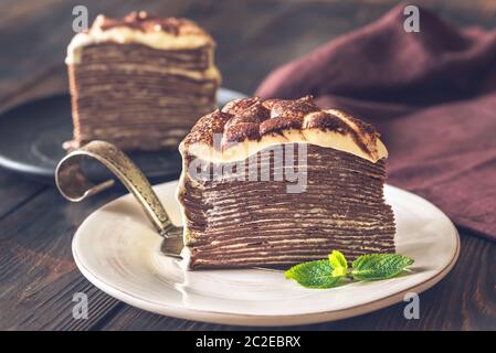 Schicht von tiramisu Crêpe-Kuchen auf dem Blech Stockfoto