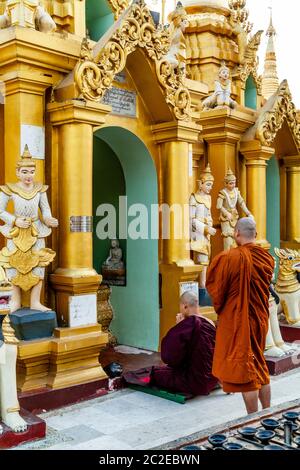 Buddhistische Mönche Beten In Der Shwedagon Pagode, Yangon, Myanmar. Stockfoto