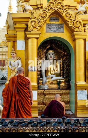 Buddhistische Mönche Beten In Der Shwedagon Pagode, Yangon, Myanmar. Stockfoto