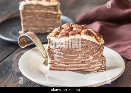 Schicht von tiramisu Crêpe-Kuchen auf dem Blech Stockfoto
