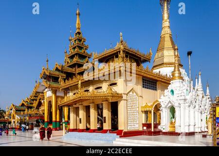 Buddhistische Mönche In Der Shwedagon Pagode, Yangon, Myanmar. Stockfoto