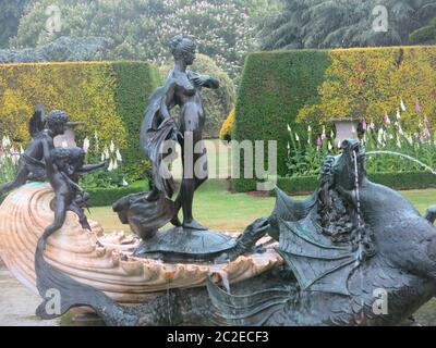 Die verzierte Statue und die Brunnen in einem der formalen Gärten des National Trust, Ascott House, im Besitz der Rothschilds. Stockfoto