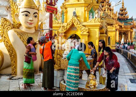 Burma Baden Sie Buddha In Der Shwedagon Pagode, Yangon, Myanmar. Stockfoto