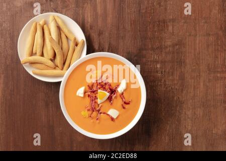 Salmorejo, spanische kalte Tomatensuppe, mit picos und Kopierraum Stockfoto