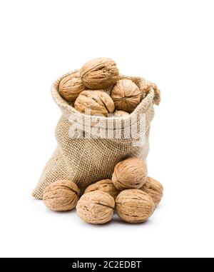 Stapel der Walnüsse in die Tasche auf weißem Hintergrund Stockfoto