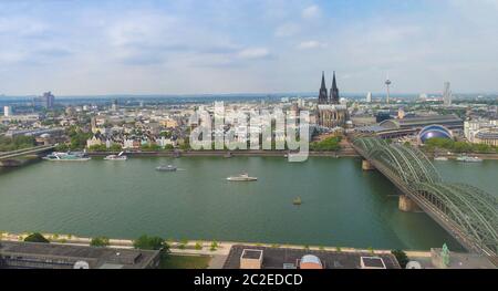 Luftaufnahme der Stadt Koeln, Deutschland gesehen von Rhein (Rhein). Von links nach rechts, der Altstadt (Altstadt), Rathaus (Town Hall), Dom (cathed Stockfoto