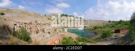 Die Blaue Lagune in einem entwählten Steinbruch, der sich auf dem ehemaligen Gelände der Svillington-Ziegelei in East Leeds befindet. Stockfoto