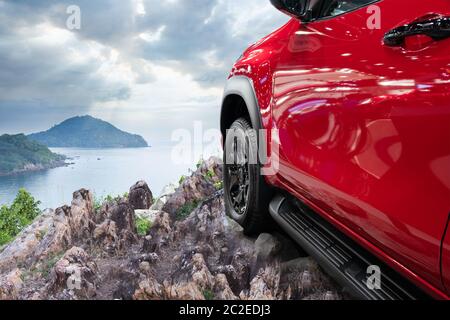 Rote 4x4 Auto Reise gegen Berge und Meer, Adventures Konzept Stockfoto