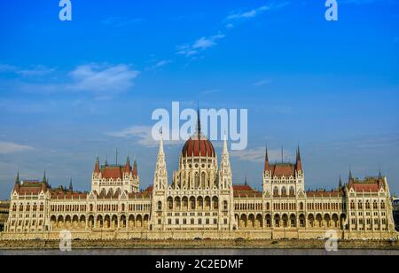 Vorderansicht des Ungarischen Parlament von der Donau Seite während des Tages. Stockfoto