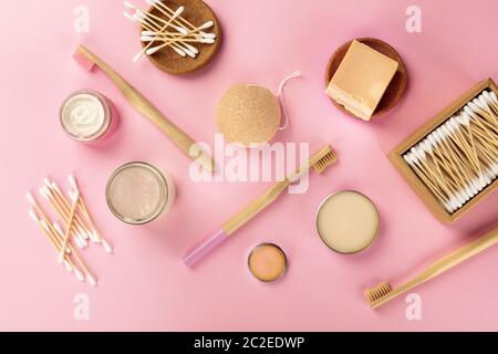 Plastikfreie, abfallfreie Kosmetik, flach auf rosa Hintergrund Stockfoto
