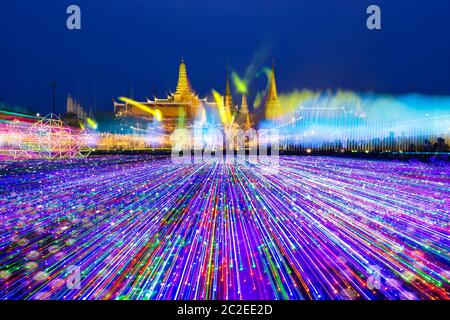 Wunderschöne Motion-Beleuchtung und Brunnenschau vor dem Grand Palace in Bangkok Thailand Stockfoto