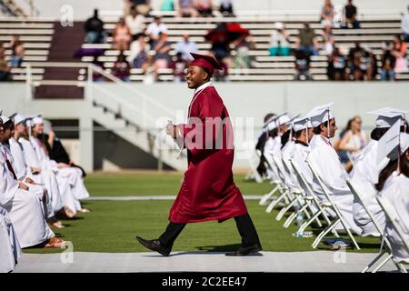 Die Sherman High School Class of 2020 Zeremonie findet am 13. Juni im Bearcat Stadium in Sherman, TX statt. Stockfoto