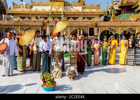 Eine burmesische Familie nimmt an EINER Noviziation/Shinbyu Zeremonie in der Shwedagon Pagode, Yangon, Myanmar Teil. Stockfoto