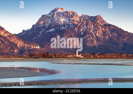 Blick über den trockenen Forggensee zum Schloss Neuschwanstein Stockfoto