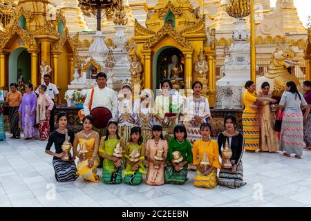 Kinder nehmen an einem Novitiation/Shinbyu Zeremonie an der Shwedagon Pagode, Yangon, Myanmar. Stockfoto