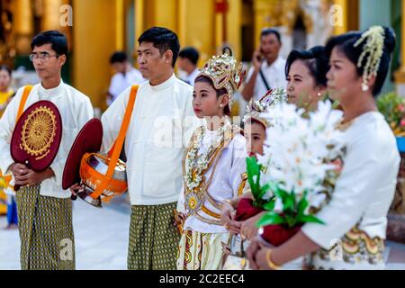 Eine Noviziation/Shinbyu Zeremonie findet in der Shwedagon Pagode, Yangon, Myanmar statt. Stockfoto