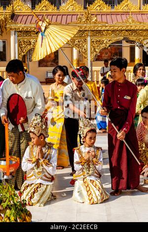 Eine Noviziation/Shinbyu Zeremonie findet in der Shwedagon Pagode, Yangon, Myanmar statt. Stockfoto