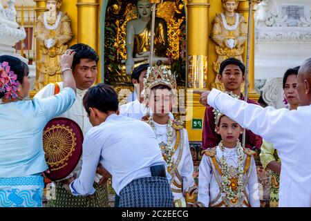 Eine Noviziation/Shinbyu Zeremonie findet in der Shwedagon Pagode, Yangon, Myanmar statt. Stockfoto