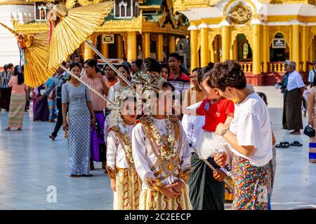 Eine Noviziation/Shinbyu Zeremonie findet in der Shwedagon Pagode, Yangon, Myanmar statt. Stockfoto