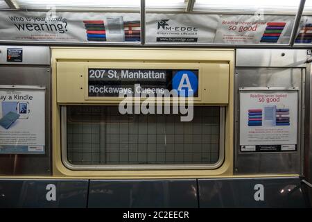 Vintage U-Bahn-Auto in New York Transit Museum in der Innenstadt von Brooklyn Stockfoto