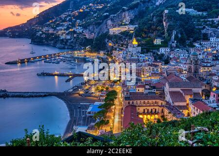 Anzeigen von Amalfi nach Sonnenuntergang an der Küste von den gleichen Namen in Italien Stockfoto