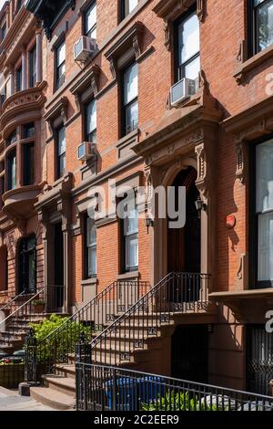 Straßenszene und Wohngebäude in Brooklyn Heights bei sonnigem Sommertag Stockfoto