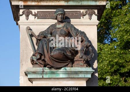 Statue mit der Darstellung von Trauer auf dem South African war Memorial, Cathays Park, Cardiff, Wales Stockfoto