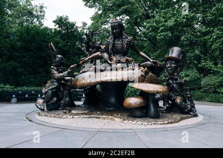 Alice im Wunderland Statue im Central Park New York City Stockfoto