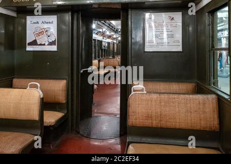 Vintage U-Bahn-Auto in New York Transit Museum in der Innenstadt von Brooklyn Stockfoto