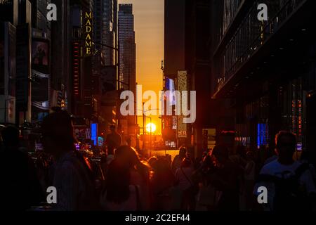 Volle Sonne Manhattanhenge erscheinen in Midtown Times Square Stockfoto