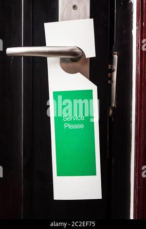 Etikett auf eine Tür mit Schreiben service bitte in einem Hotel Stockfoto