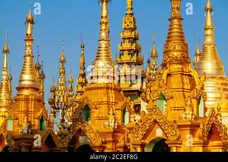 Golden Stupas An Der Shwedagon Pagode, Yangon, Myanmar. Stockfoto