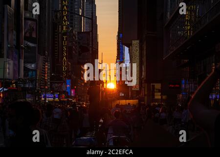 Volle Sonne Manhattanhenge erscheinen in Midtown Times Square Stockfoto