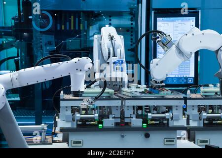Automatisierte Robotermontage elektronische Leiterplatte, Smart Factory 4.0 Konzept Stockfoto