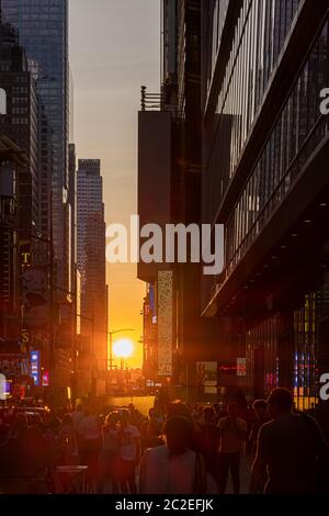 Volle Sonne Manhattanhenge erscheinen in Midtown Times Square Stockfoto