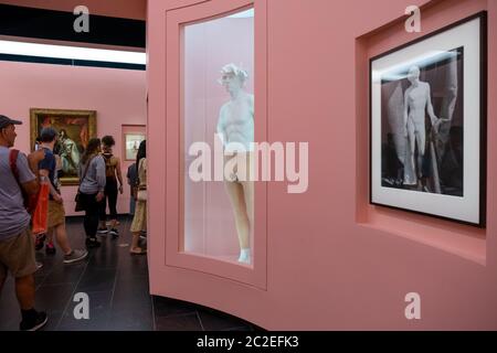 Ausstellung von CAMP Notes on Fashion in Metropolitan Museum of Art in New York City ist ein Wahrzeichen von NYC, das und ist die größte ar Stockfoto