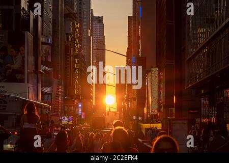 Volle Sonne Manhattanhenge erscheinen in Midtown Times Square Stockfoto