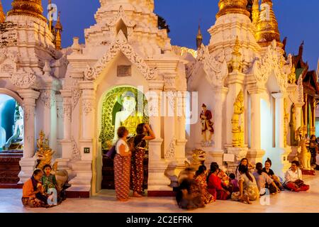 Besucher Der Shwedagon Pagode, Yangon, Myanmar. Stockfoto