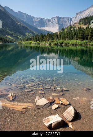 Bertha See, Landschaft des Waterton Lakes National Park mit blauem Himmel, Alberta, Kanada Stockfoto