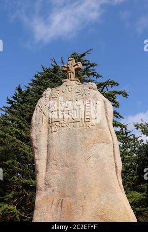 Menhir von Saint-Uzec. Menhir ist etwa acht Meter hoch und drei Meter breit. Es ist der größte Menhir in Frankreich mit christlichen Symbolen. Pleumeur-Bod Stockfoto