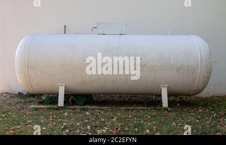 Ein Propan Gas Tank in einem Garten Stockfoto