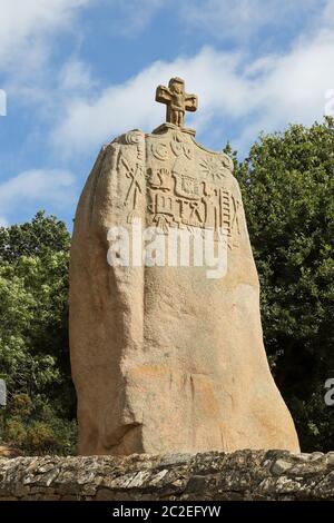 Menhir von Saint-Uzec. Menhir ist etwa acht Meter hoch und drei Meter breit. Es ist der größte Menhir in Frankreich mit christlichen Symbolen. Pleumeur-Bod Stockfoto