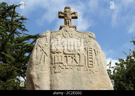 Menhir von Saint-Uzec. Menhir ist etwa acht Meter hoch und drei Meter breit. Es ist der größte Menhir in Frankreich mit christlichen Symbolen. Pleumeur-Bod Stockfoto