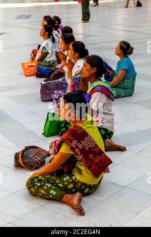 Weibliche Besucher Beten In Der Shwedagon Pagode, Yangon, Myanmar. Stockfoto