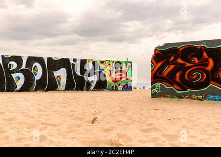 Graffiti Wandbilder in Venice Beach mit eingeschränktem Meerblick. Stockfoto